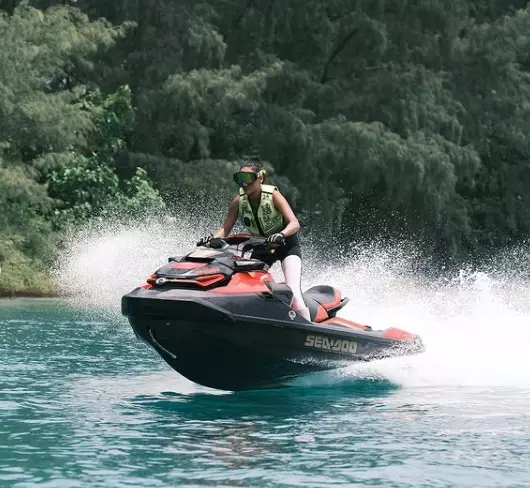 selebgram main jetski istimewa