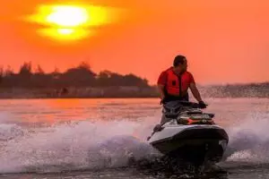 8 Destinasi favorit bermain jetski di Indonesia, ada langganan artis