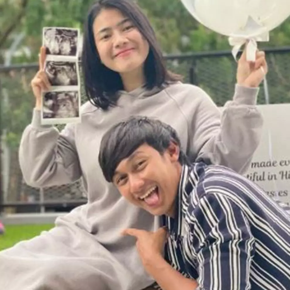 8 Potret Caesar Hito antar Felicya cek kehamilan, suami siaga