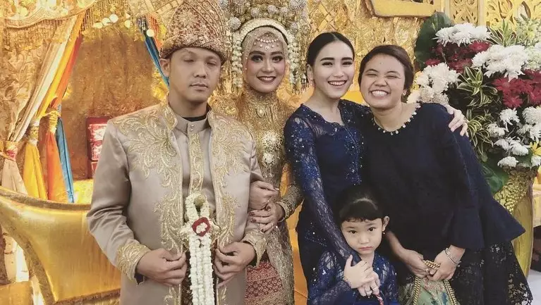 Beda gaya Nagita dan Ayu Ting Ting kondangan © 2021 brilio.net