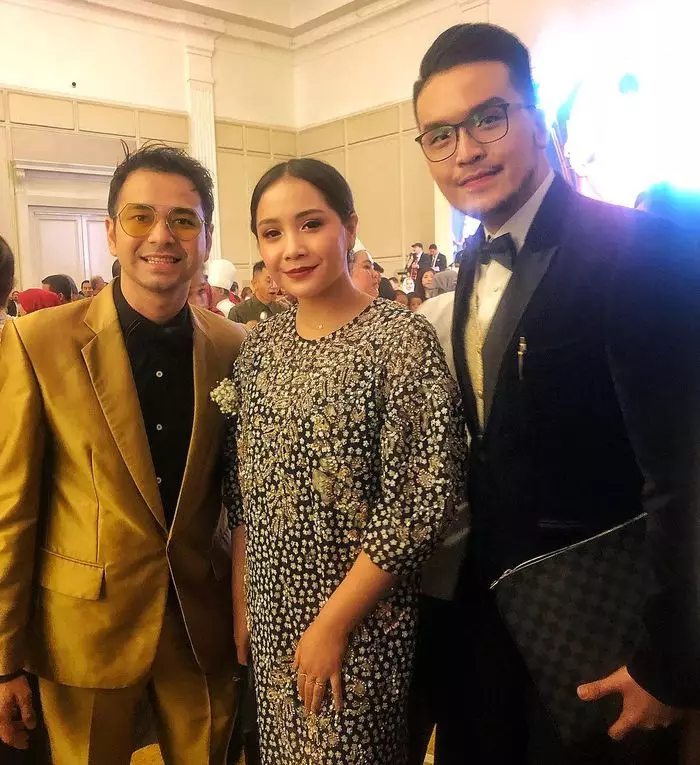 Beda gaya Nagita dan Ayu Ting Ting kondangan © 2021 brilio.net