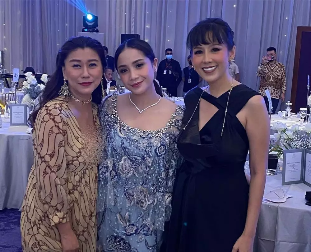 Beda gaya Nagita dan Ayu Ting Ting kondangan berbagai sumber