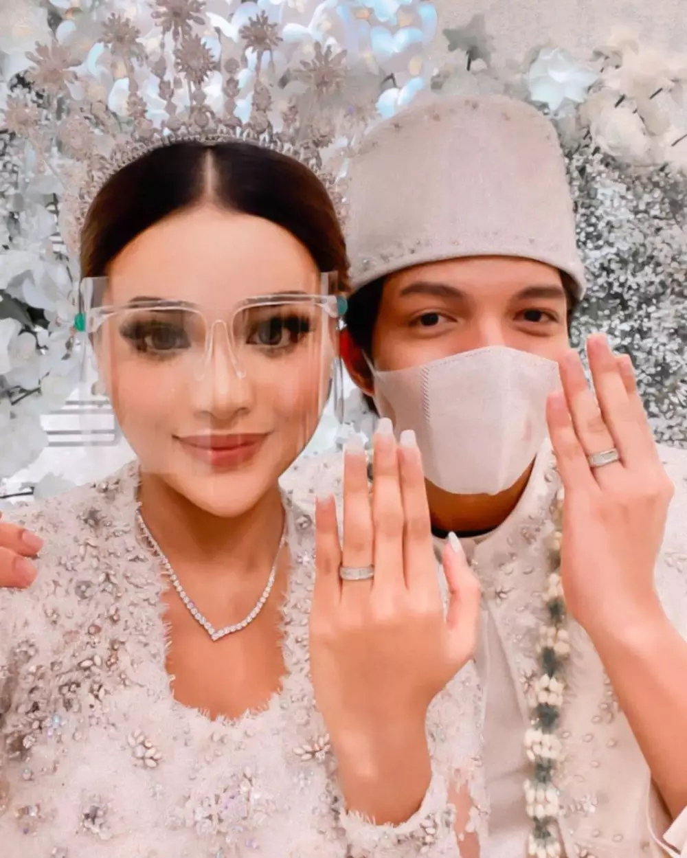 Momen selfie 9 seleb yang nikah di 2021 © 2021 brilio.net Momen selfie 9 seleb yang nikah di 2021 © 2021 brilio.net
