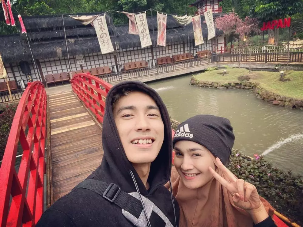 Momen selfie 9 seleb yang nikah di 2021 © 2021 brilio.net Momen selfie 9 seleb yang nikah di 2021 © 2021 brilio.net