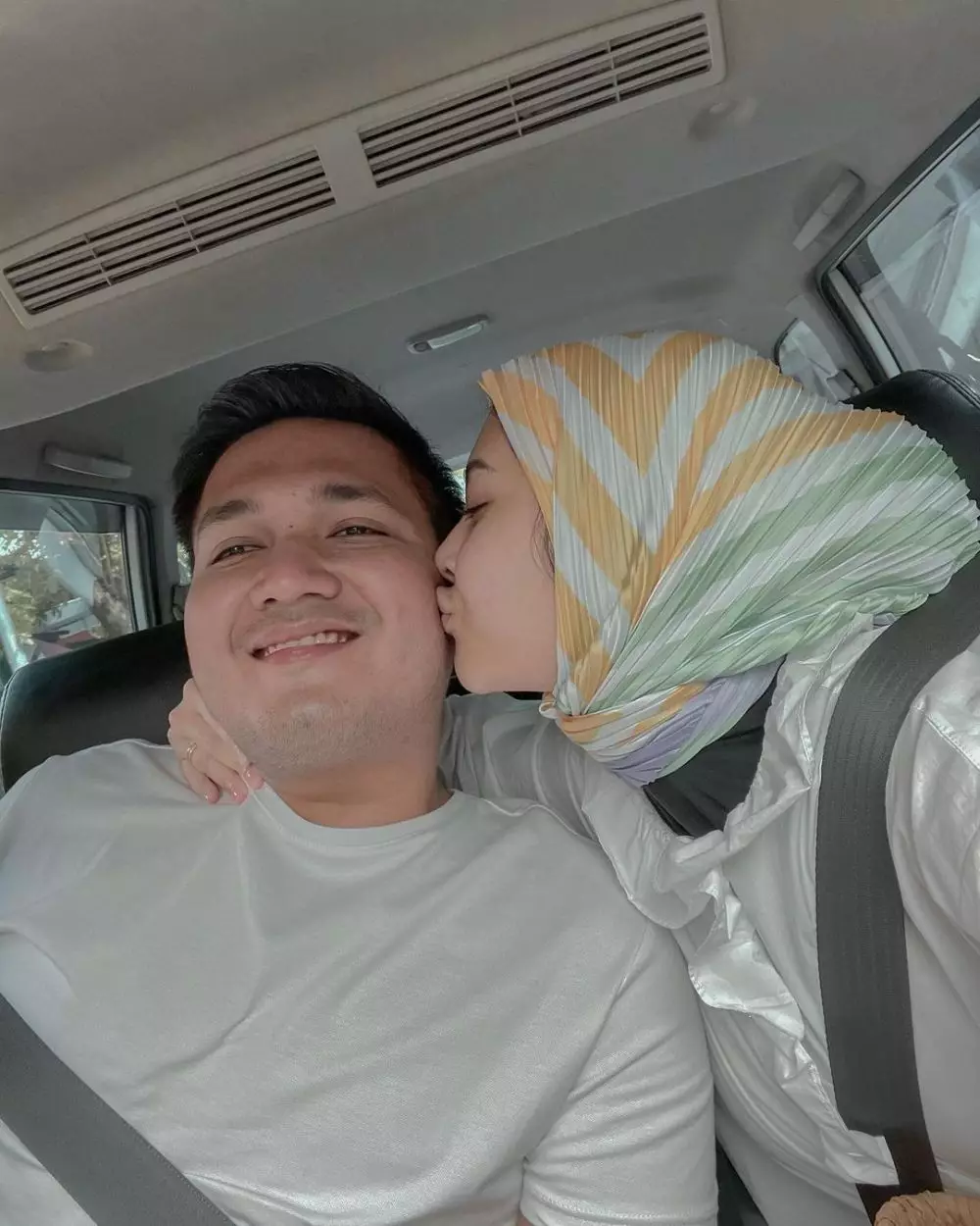 Momen selfie 9 seleb yang nikah di 2021 © 2021 brilio.net Momen selfie 9 seleb yang nikah di 2021 © 2021 brilio.net