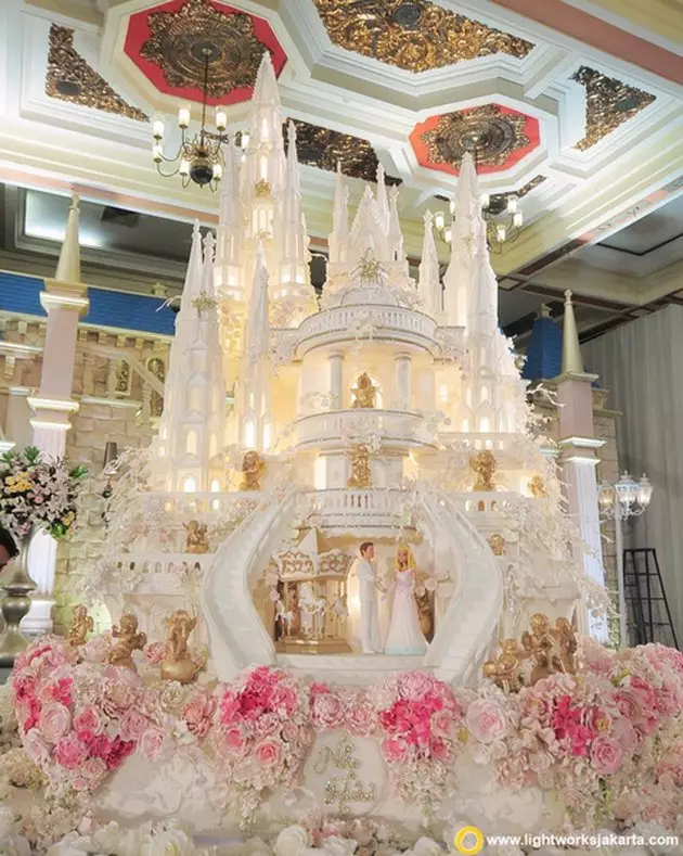 kue pernikahan bak istana © 2021 brilio.net