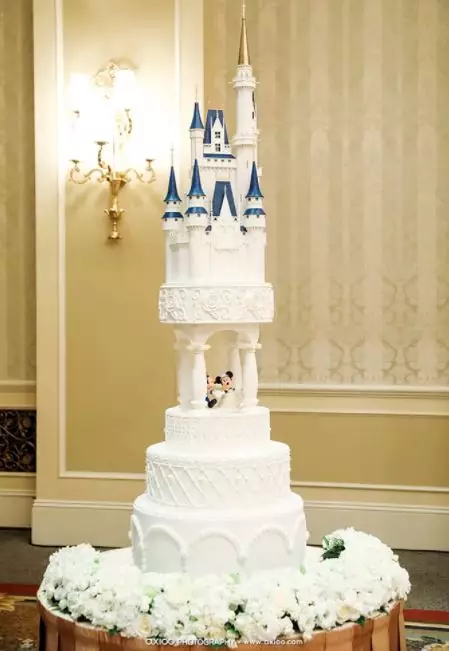 kue pernikahan bak istana © 2021 brilio.net