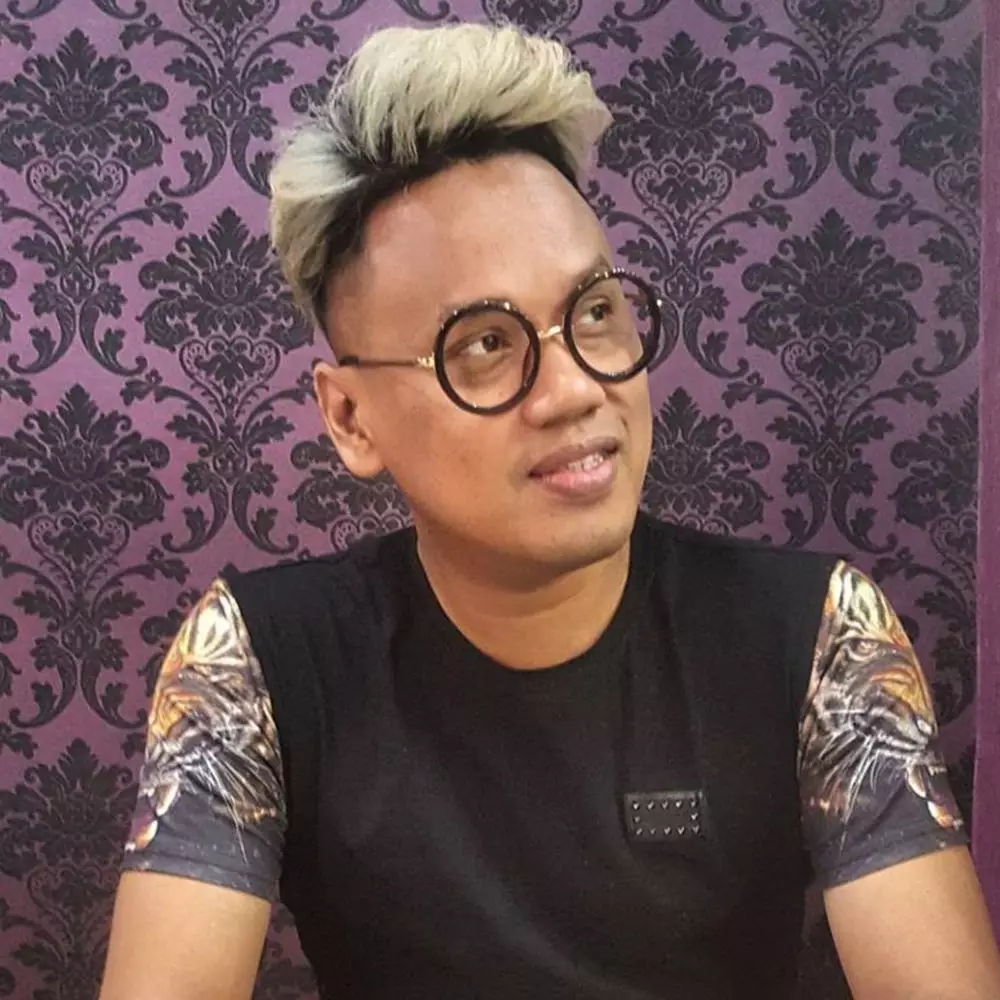 10 Potret transformasi Uya Kuya sejak awal karier, gayanya nyentrik © 2021 brilio.net