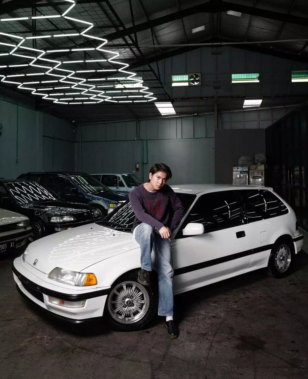 Hobi otomotif jadul, 10 momen Iqbaal Ramadhan utak-atik mobil klasik berbagai sumber