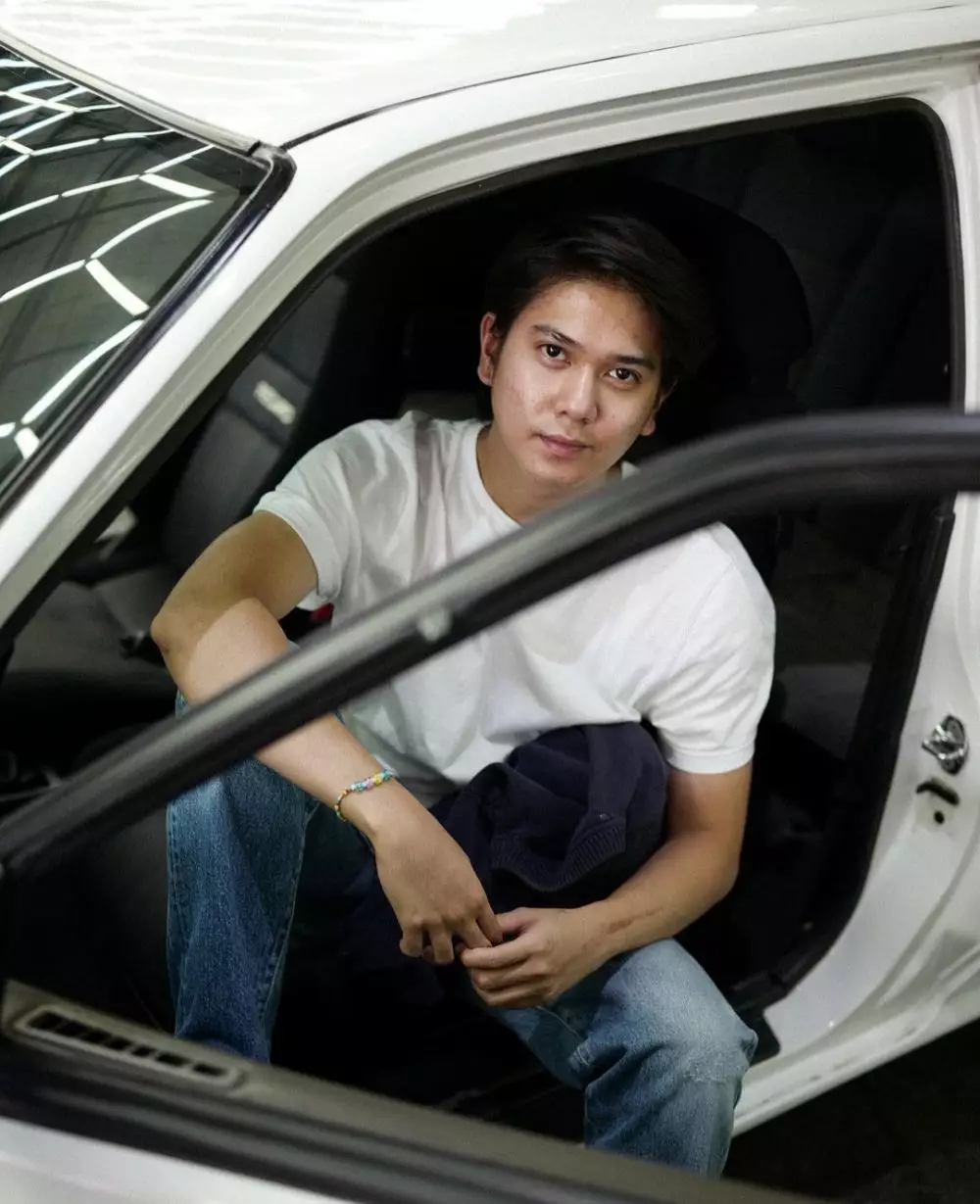 Hobi otomotif jadul, 10 momen Iqbaal Ramadhan utak-atik mobil klasik berbagai sumber