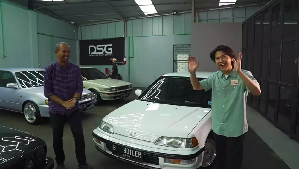 Hobi otomotif jadul, 10 momen Iqbaal Ramadhan utak-atik mobil klasik berbagai sumber