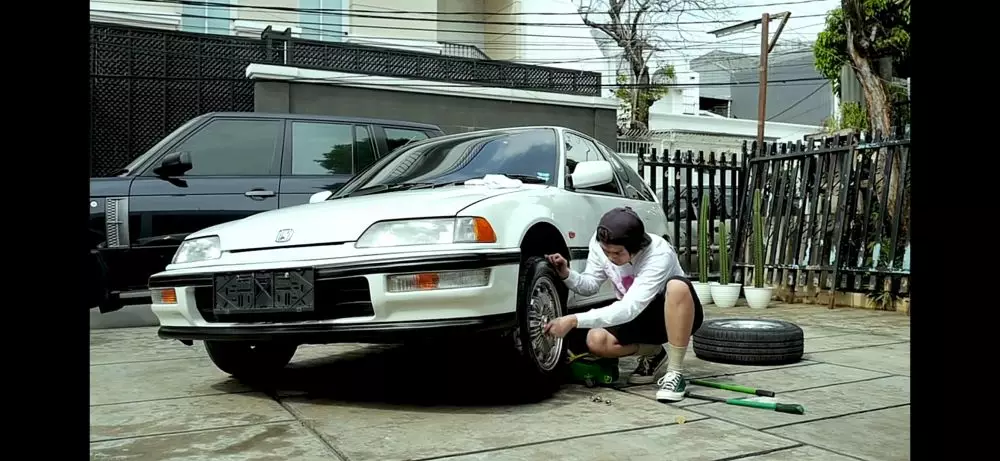 Hobi otomotif jadul, 10 momen Iqbaal Ramadhan utak-atik mobil klasik berbagai sumber