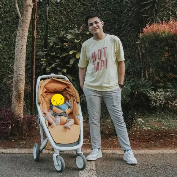Rizky Alatas momong anak © 2021 Instagram/@@rizkyalatas