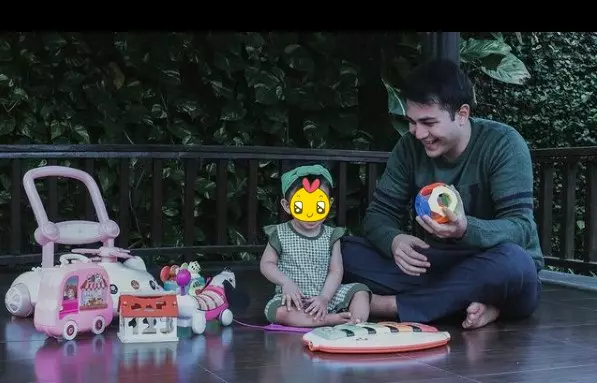 Rizky Alatas momong anak © 2021 Instagram/@rizkyalatas