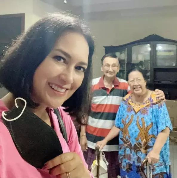 10 Potret Ira Wibowo pamer gaya rambut baru, tampil lebih fresh berbagai sumber