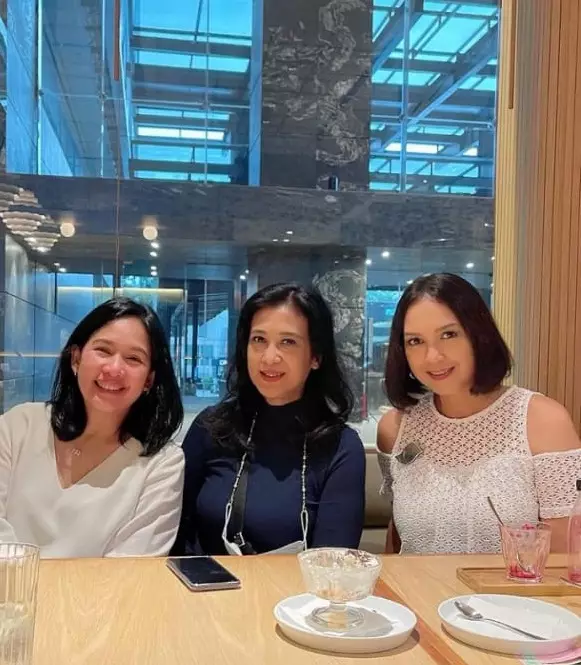 10 Potret Ira Wibowo pamer gaya rambut baru, tampil lebih fresh berbagai sumber