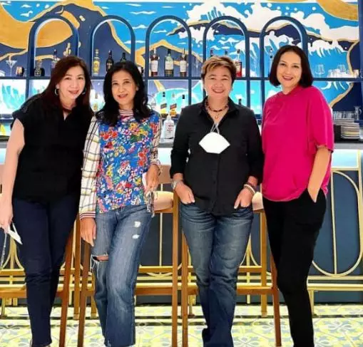 10 Potret Ira Wibowo pamer gaya rambut baru, tampil lebih fresh berbagai sumber