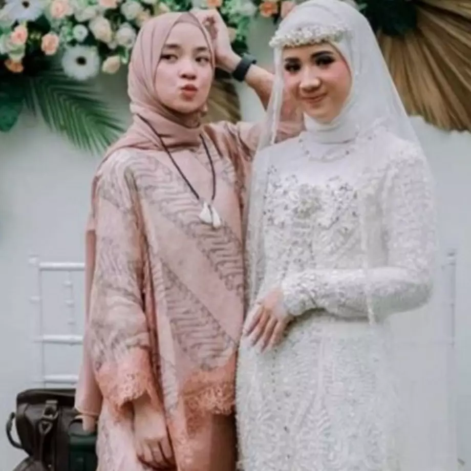 8 Potret Nissa Sabyan di pernikahan sang kakak, gayanya curi perhatian
