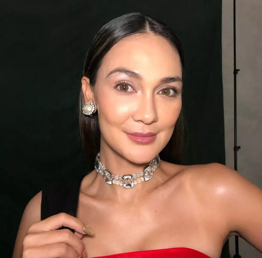 10 Potret Luna Maya reka ulang adegan jadul, hasilnya sangat memukau berbagai sumber