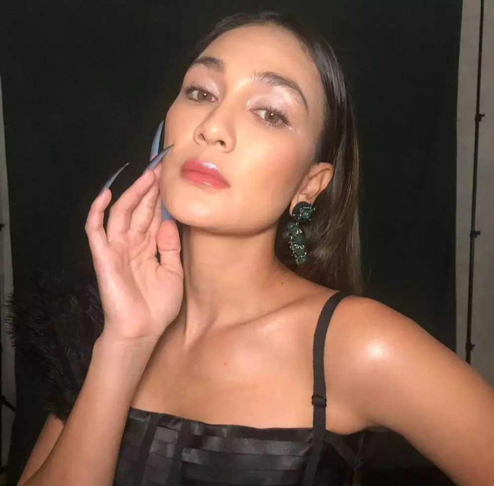 10 Potret Luna Maya reka ulang adegan jadul, hasilnya sangat memukau berbagai sumber