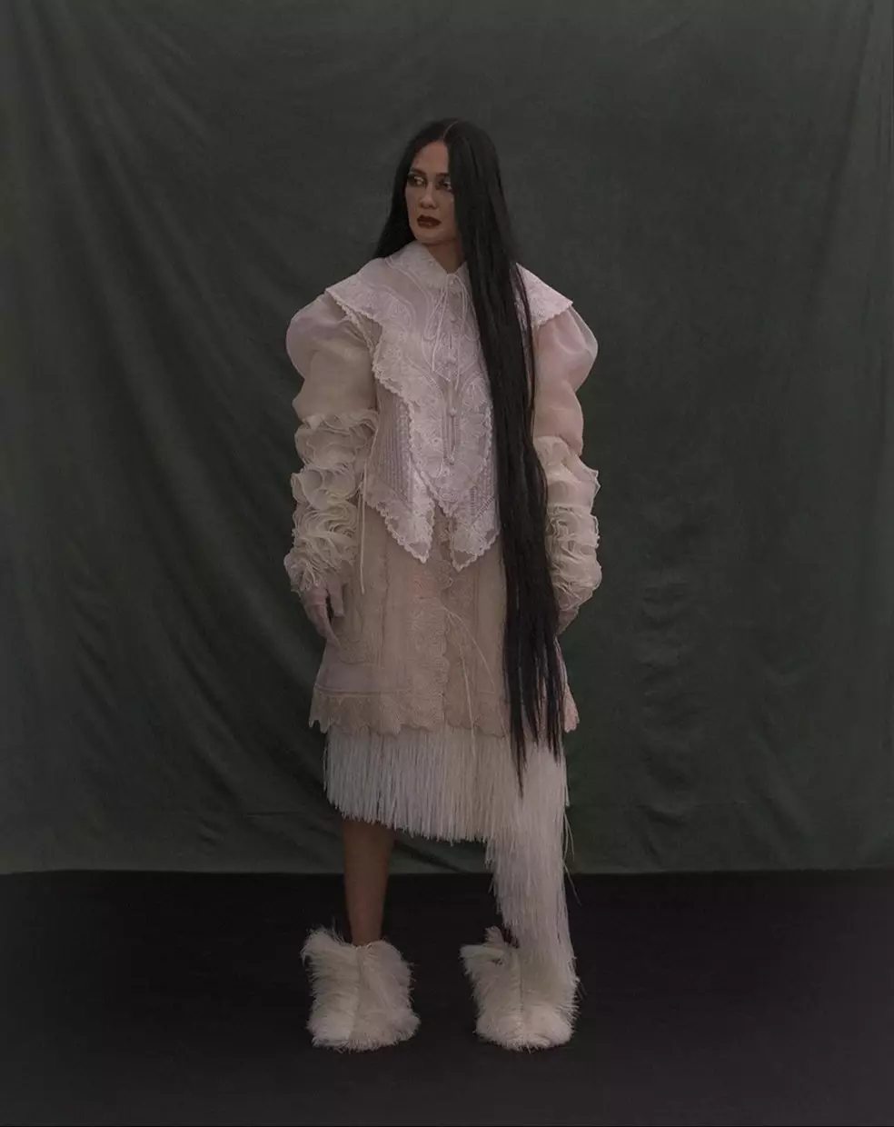 10 Potret Luna Maya reka ulang adegan jadul, hasilnya sangat memukau berbagai sumber