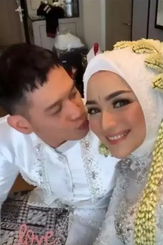 selfie pertama seleb usai menikah © 2021 brilio.net