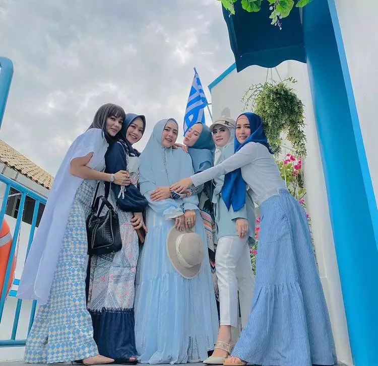 7 Potret April Jasmine bareng Geng Kinclong, selalu tampil modis berbagai sumber