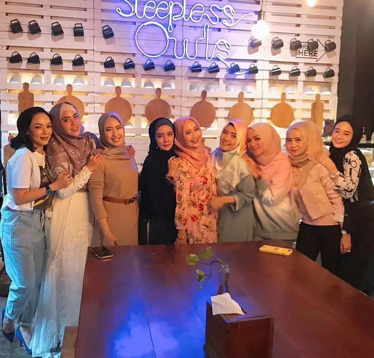 7 Potret April Jasmine bareng Geng Kinclong, selalu tampil modis berbagai sumber