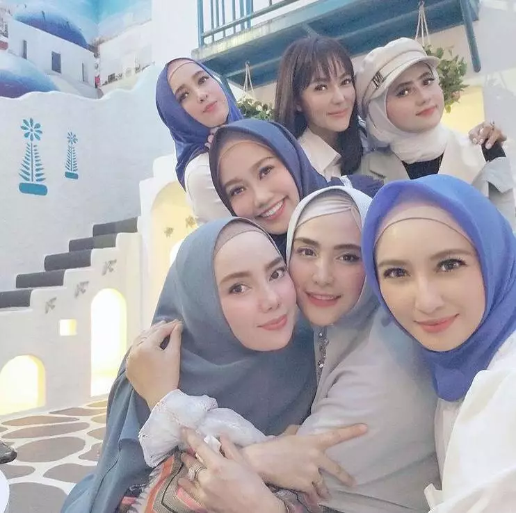 7 Potret April Jasmine bareng Geng Kinclong, selalu tampil modis berbagai sumber
