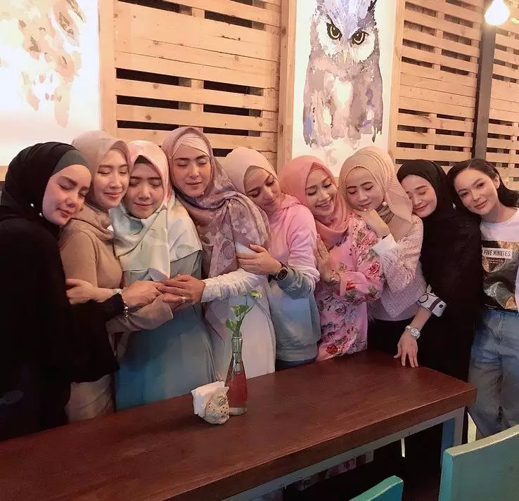 7 Potret April Jasmine bareng Geng Kinclong, selalu tampil modis berbagai sumber