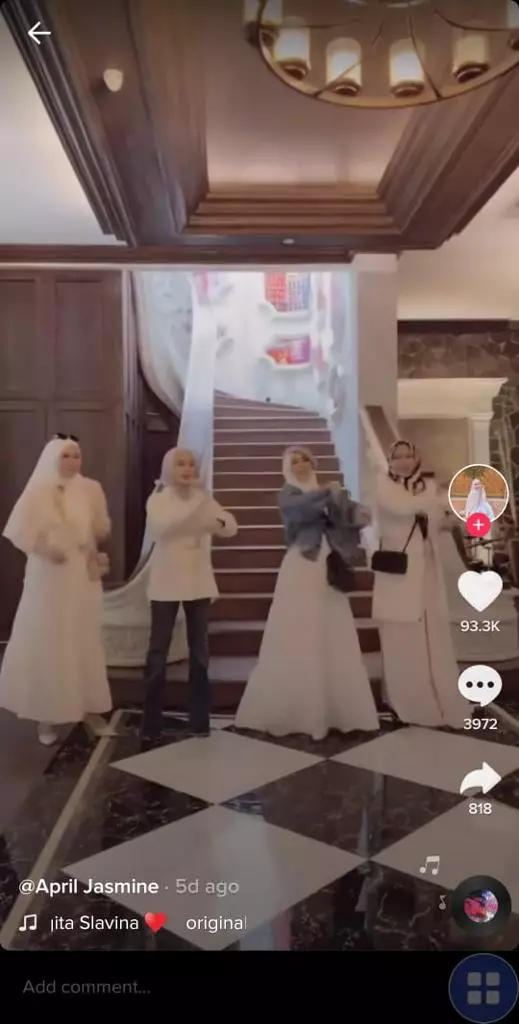 7 Potret April Jasmine bareng Geng Kinclong, selalu tampil modis berbagai sumber