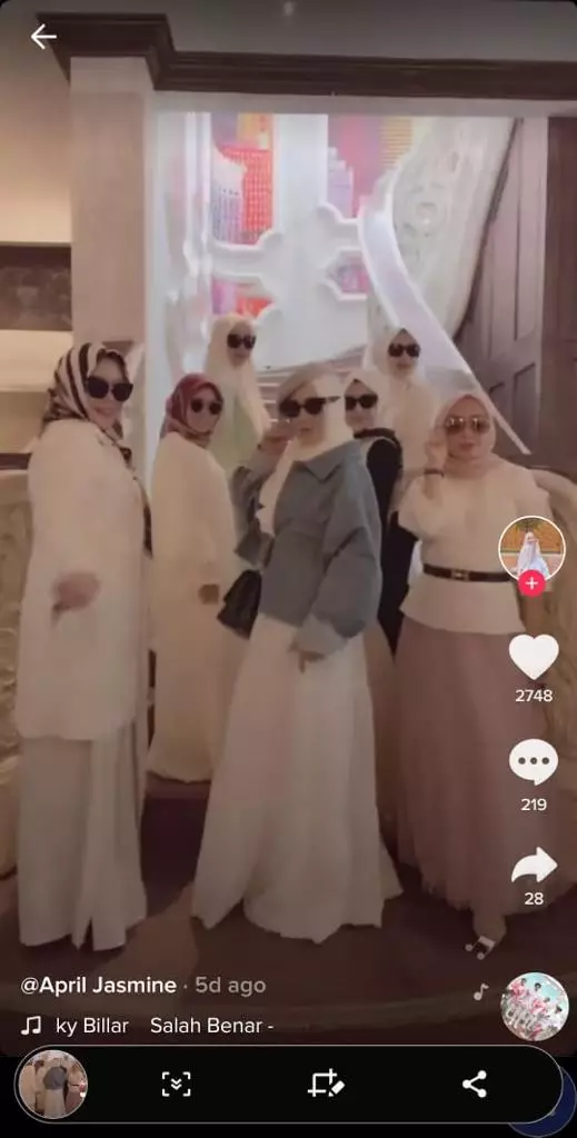 7 Potret April Jasmine bareng Geng Kinclong, selalu tampil modis berbagai sumber