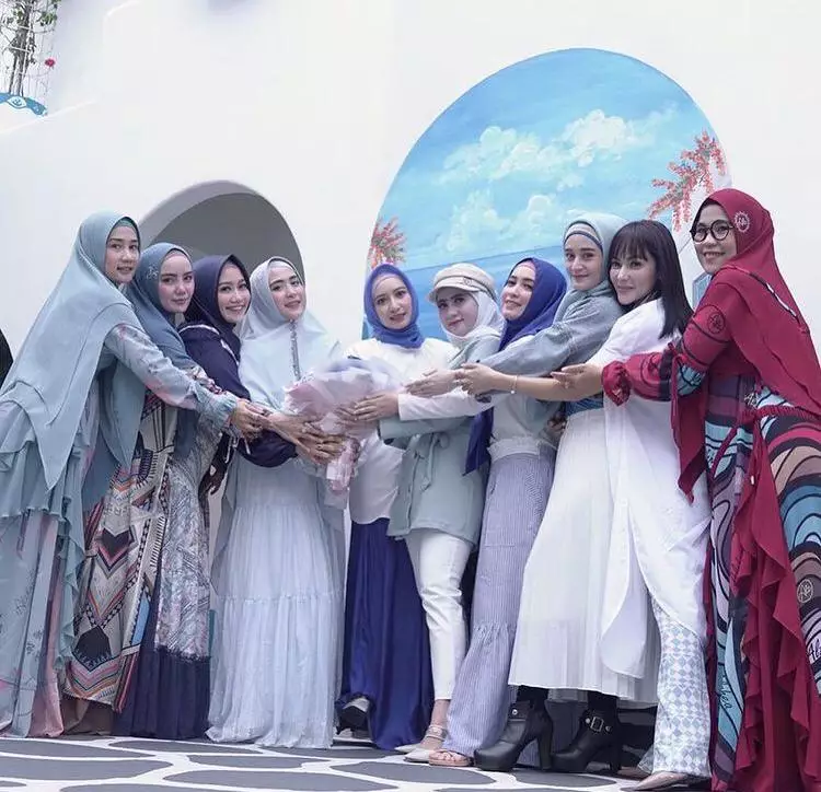 7 Potret April Jasmine bareng Geng Kinclong, selalu tampil modis berbagai sumber