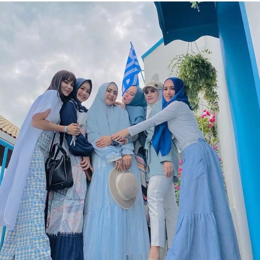 7 Potret April Jasmine bareng Geng Kinclong, selalu tampil modis