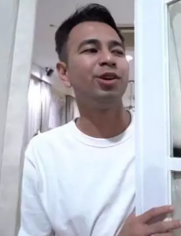 nagita slavina perawatan dengan karyawan sambil meeting Berbagai sumber