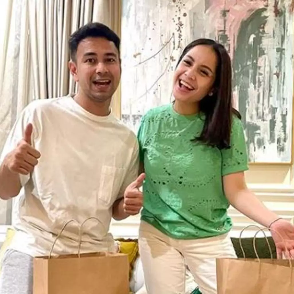 7 Potret Nagita Slavina ajak karyawan perawatan, bikin salut