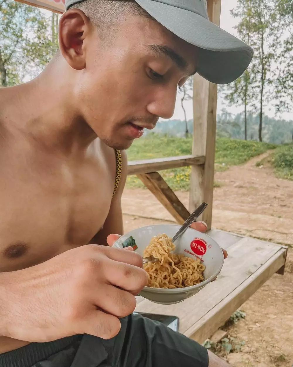 Daffa Wardhana nongkrong di warung desa Instagram