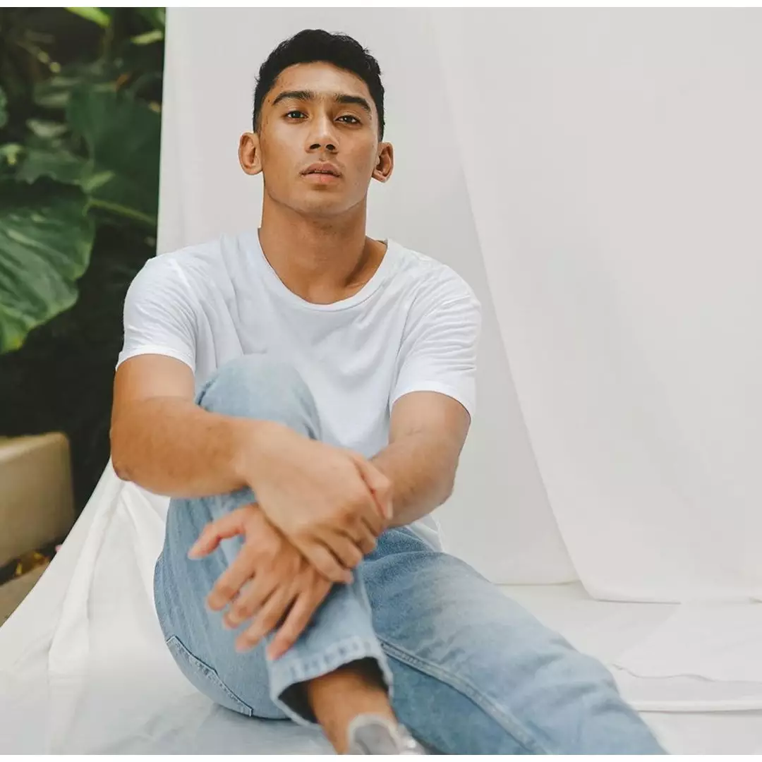 Daffa Wardhana nongkrong di warung desa, perut sixpack jadi sorotan