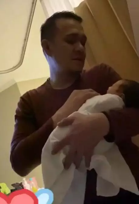 seleb pria gendong anak istimewa