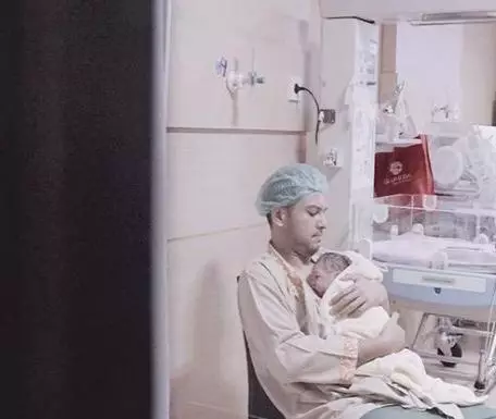 seleb pria gendong anak istimewa