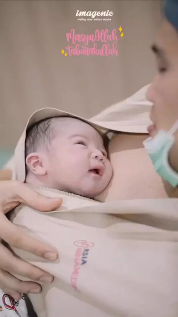 seleb pria gendong anak istimewa