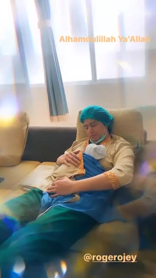 seleb pria gendong anak istimewa