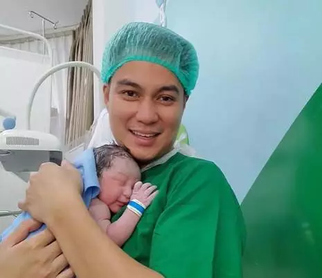 seleb pria gendong anak istimewa