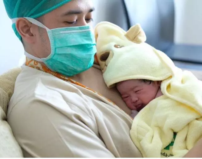 seleb pria gendong anak istimewa