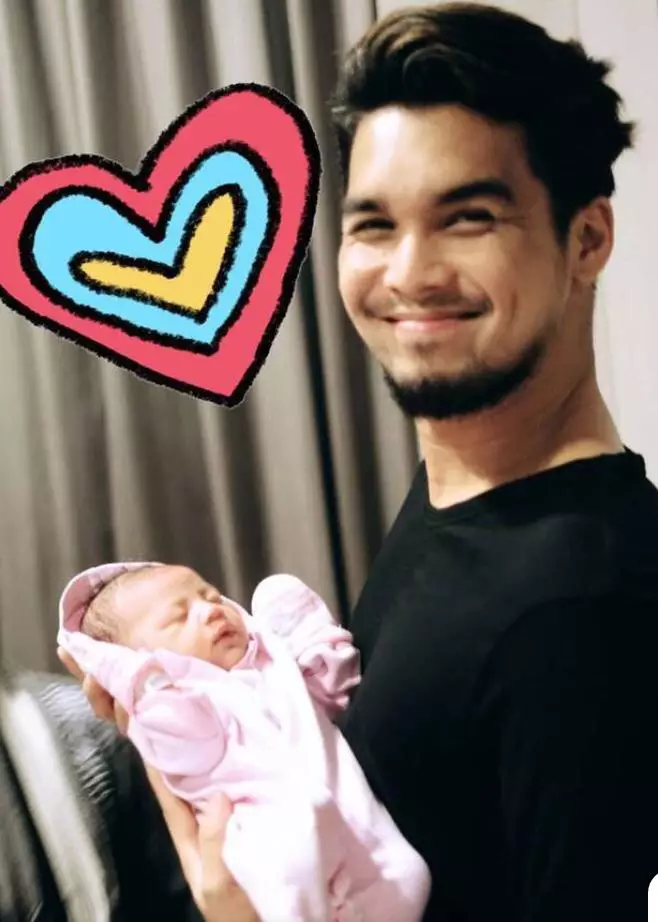 seleb pria gendong anak istimewa