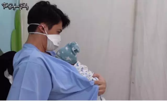 seleb pria gendong anak istimewa