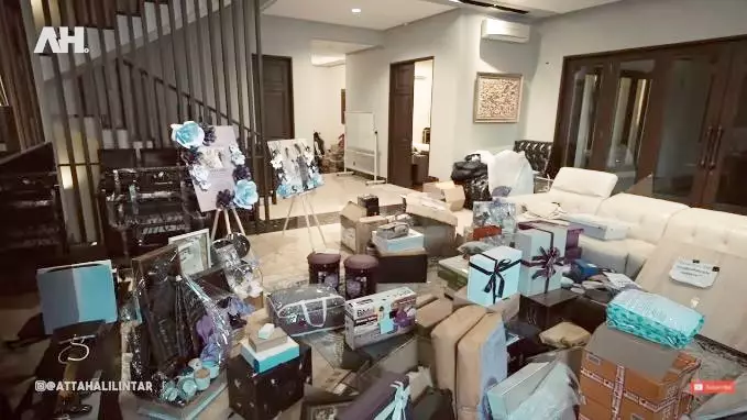 Momen Atta & Aurel buka kado pernikahan © 2021 brilio.net Momen Atta & Aurel buka kado pernikahan © 2021 brilio.net