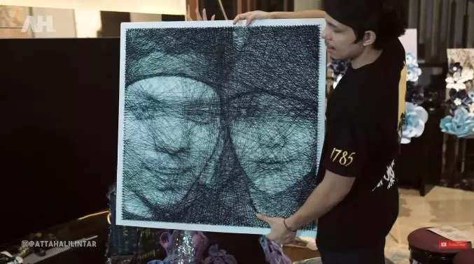 Momen Atta & Aurel buka kado pernikahan © 2021 brilio.net Momen Atta & Aurel buka kado pernikahan © 2021 brilio.net