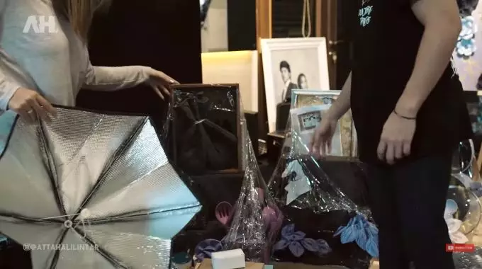 Momen Atta & Aurel buka kado pernikahan © 2021 brilio.net Momen Atta & Aurel buka kado pernikahan © 2021 brilio.net