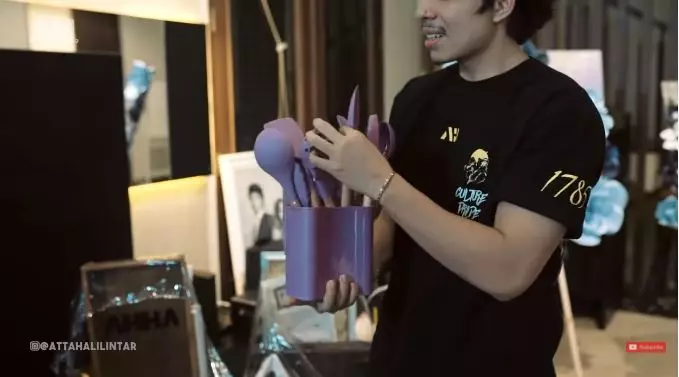 Momen Atta & Aurel buka kado pernikahan © 2021 brilio.net Momen Atta & Aurel buka kado pernikahan © 2021 brilio.net